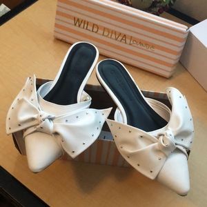 Pointed Tow Bow Mules